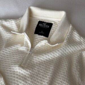 Hollister Men's Off-White Zip-Up Sweater
